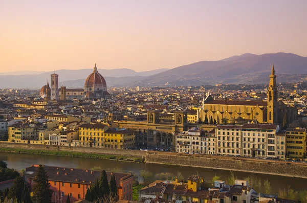Santa Maria del Fiore og Arno floden Firenze, Toscana, Italien - Stock-foto