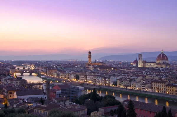 Hermosa puesta de sol sobre el río Arno en Florencia, Italia , —  Fotos de Stock