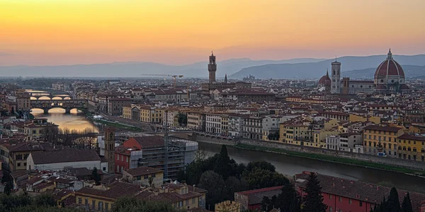 Beau coucher de soleil sur la rivière Arno à Florence, Italie , — Photo