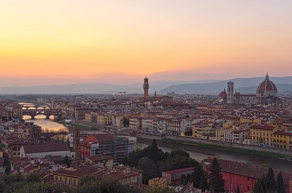 Hermosa puesta de sol sobre el río Arno en Florencia, Italia , — Foto de Stock