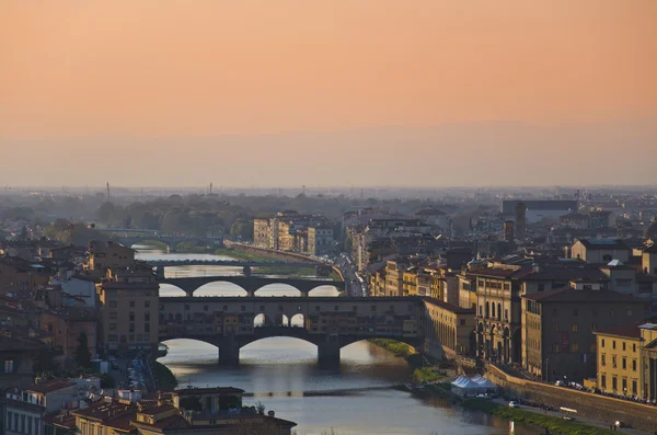 Evler, arno Nehri ve köprüler Floransa, Toskana, İtalya — Stok fotoğraf