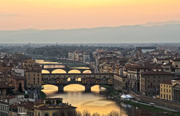 Smuk solnedgang over floden Arno i Firenze, Italien , - Stock-foto