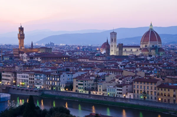川の上の美しい日没、イタリア フィレンツェのアルノ, ロイヤリティフリーのストック画像