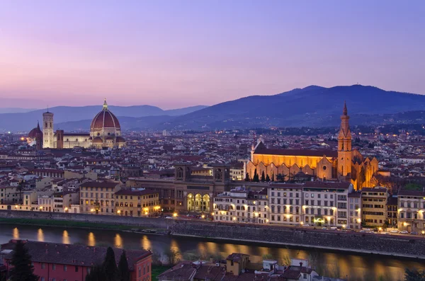 Belo pôr do sol sobre o rio Arno em Florença, Itália , Fotos De Bancos De Imagens