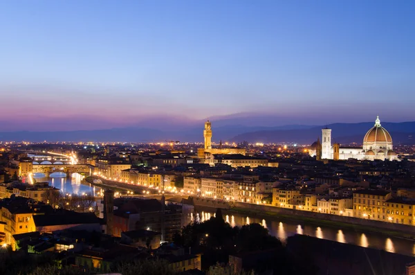 川の上の美しい日没、イタリア フィレンツェのアルノ, ロイヤリティフリーのストック写真