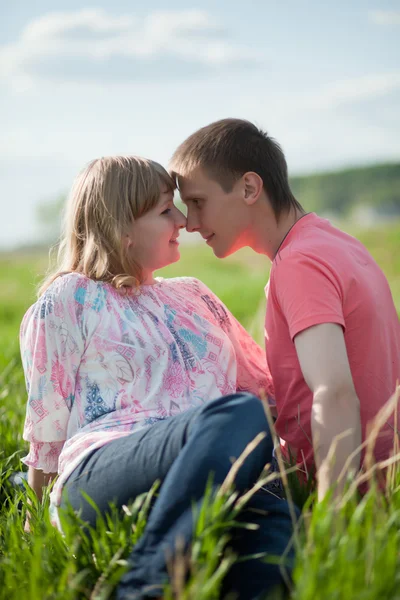 Glückliches Paar im Gras liegend — Stockfoto