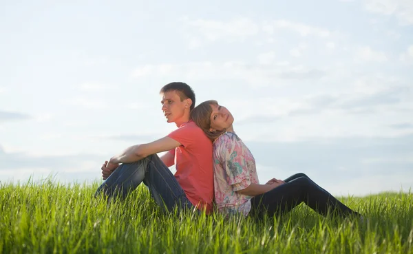 잔디에 누워 행복 한 커플 — 스톡 사진