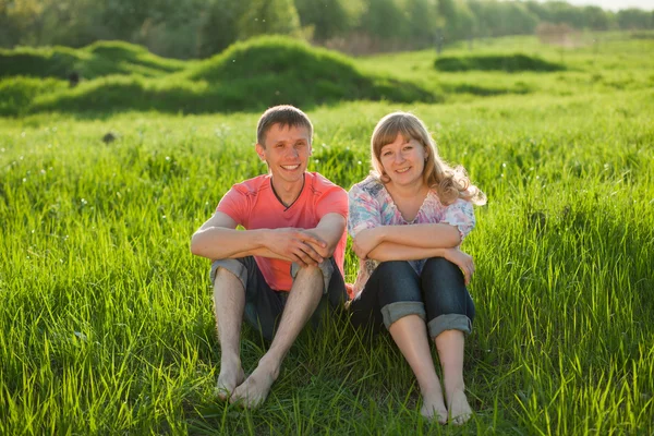 Šťastný pár, ležící na trávě — Stock fotografie