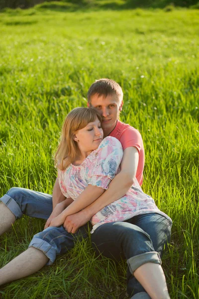 Happy couple lying on grass — Stock Photo, Image