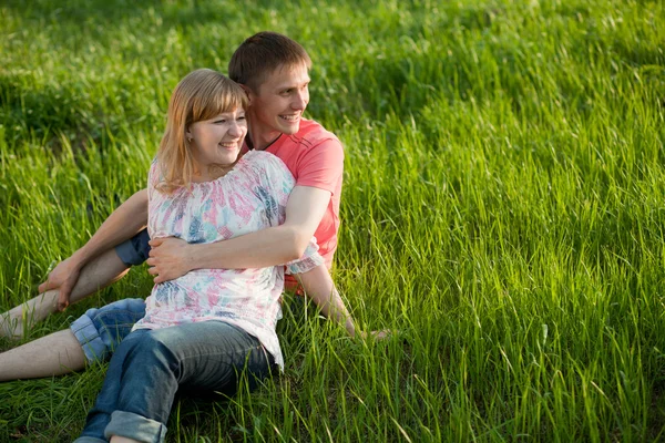 Feliz pareja acostada en la hierba — Foto de Stock