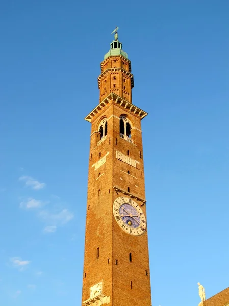 A torre do relógio em Vicenza, Itália (Torre de Bissara ) — Fotografia de Stock