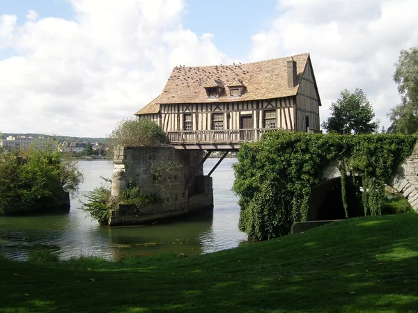 Alte Mühle auf der Seine-Brücke bei vernon in der Normandie — Stockfoto