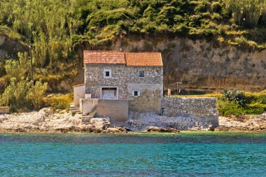 susak plajda taş ev