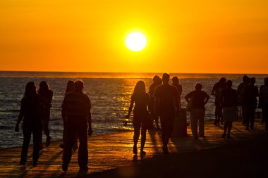 Rıhtımlar üzerinde sunset bulvarında yürürken