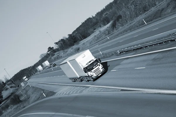 Camión conduciendo en la autopista escénica —  Fotos de Stock
