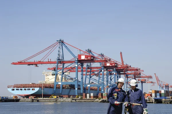 Trabalhadores portuários e navios porta-contentores — Fotografia de Stock