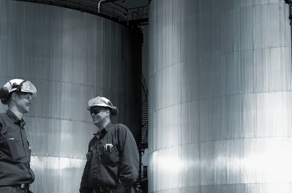 Torres e ingenieros de almacenamiento de combustible — Foto de Stock