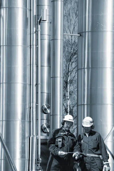 Trabalhadores da refinaria, indústria do petróleo e do gás — Fotografia de Stock