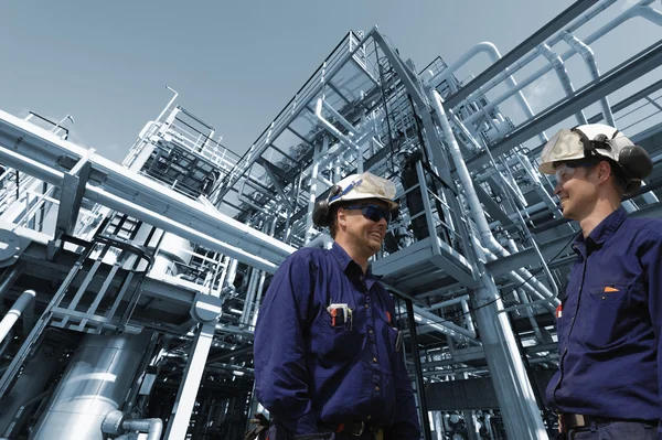 Trabajadores de refinerías, industria del petróleo y del gas — Foto de Stock