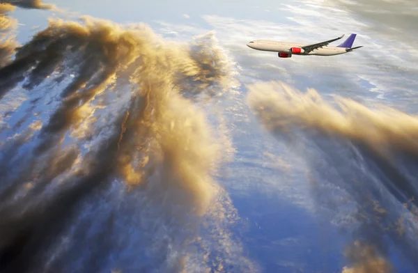 Авіалайнер літає над драматичними хмарами — стокове фото