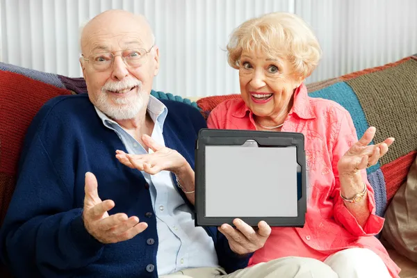 Seniorenpaar durch Tablet-PC verwirrt — Stockfoto