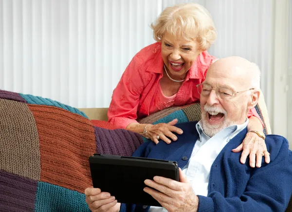 Tablet PC - kıdemli birkaç gülüyor — Stok fotoğraf