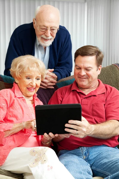 Tablet pc - nauczanie starszych rodziców — Zdjęcie stockowe