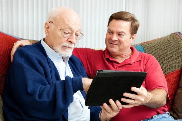 Ensinando o pai a usar Tablet PC — Fotografia de Stock
