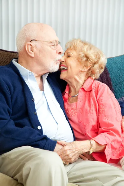 Senior koppel flirten en lachen — Stockfoto