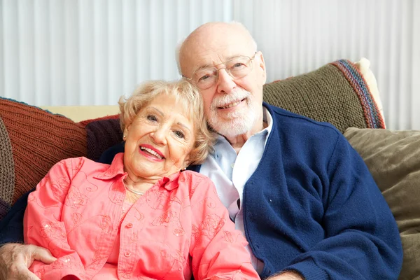 Äldre par avkopplande på soffan — Stockfoto