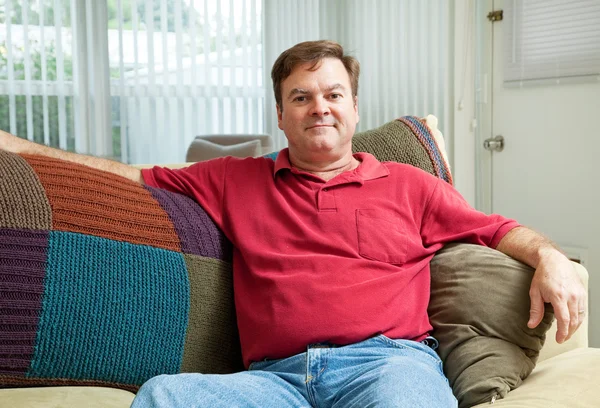 Homem adulto médio relaxante em casa — Fotografia de Stock