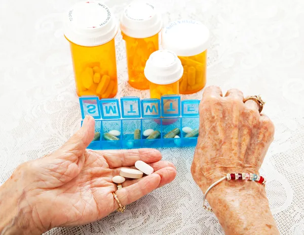 Літнім людям руки сортування таблетки — стокове фото