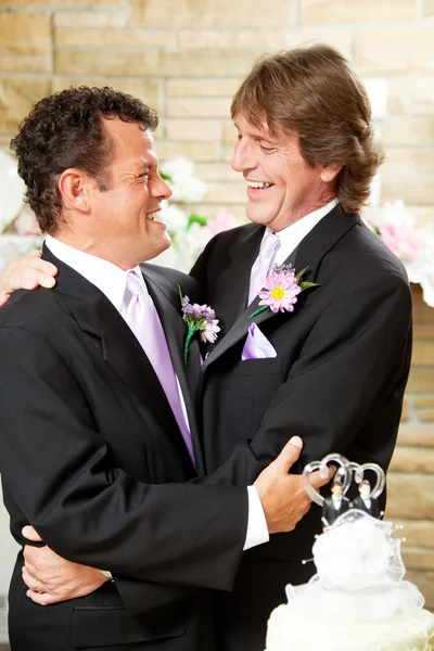 Gay bröllop par omfamning — Stockfoto