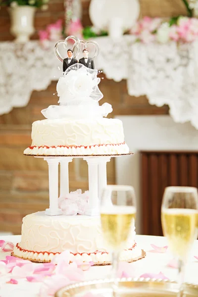 Kue Pernikahan dengan Dua Topper Pengantin Pria — Stok Foto