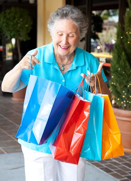 Ανώτερος shopper επιθεωρεί τσάντες — Φωτογραφία Αρχείου