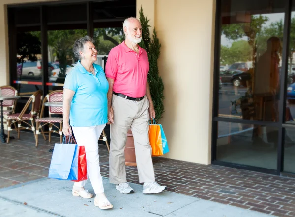 Nyugdíjasok a bevásárló központ — Stock Fotó