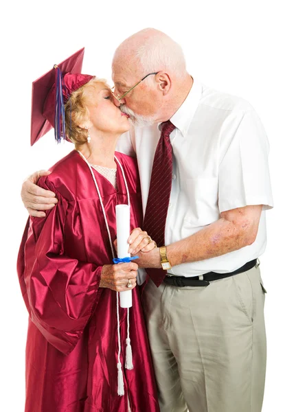 Парочка поцелуев выпускников — стоковое фото