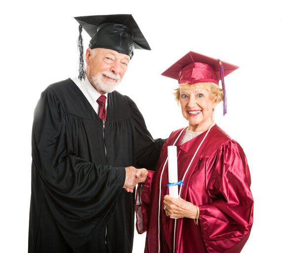 Зрелый выпускник получает диплом
