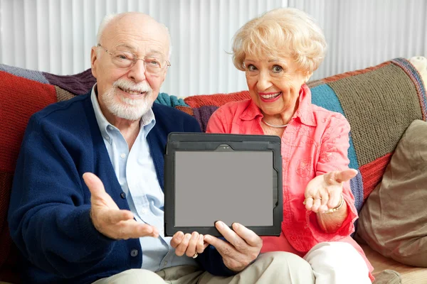あなたのメッセージを持つ年配のカップル — ストック写真