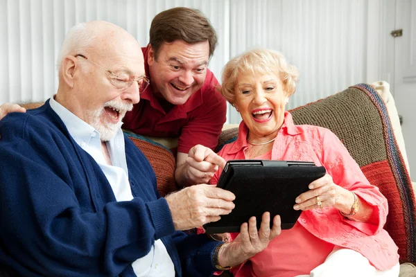 Rodinné použití počítače tablet pc a smích — Stock fotografie