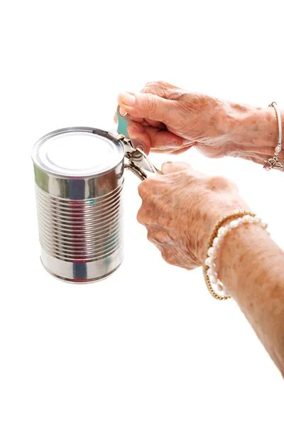 缶切りと高齢者の手の戦い — ストック写真