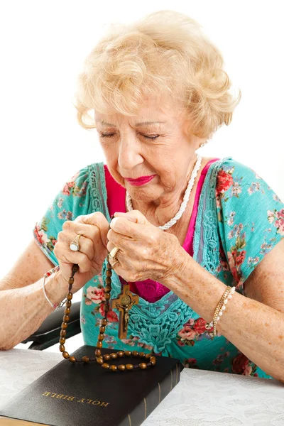 Donna anziana Dire il Rosario — Foto Stock