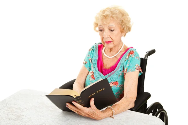 Fogyatékkal élő, idősebb nő, olvassa a Bibliát — Stock Fotó
