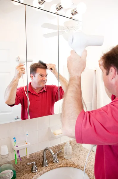 Άνθρωπος χτύπημα στέγνωμα μαλλιών στο μπάνιο — Φωτογραφία Αρχείου