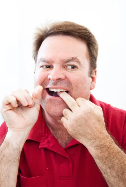Uomo filo interdentale denti nello specchio — Foto Stock