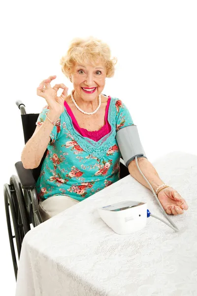 Behinderte Seniorin überwacht ihren Blutdruck — Stockfoto