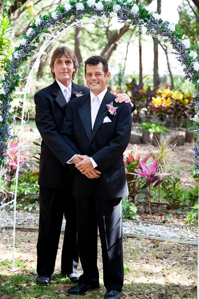 Gay-par under bröllop arch — Stockfoto