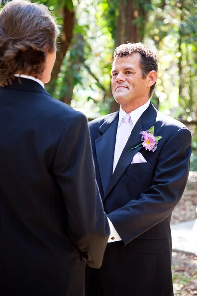 Homosexuella äktenskap - stilig latino brudgummen — Stockfoto