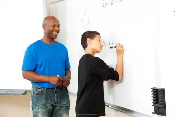 Афро-американських математики учителя й учня — стокове фото