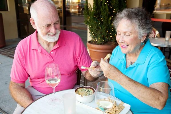 约会老年人享受简单的下酒菜 — 图库照片